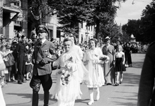 831721 Afbeelding van een groep, voorstellende de bruiloft van Hitler, in de optocht ter gelegenheid van Koninginnedag, ...